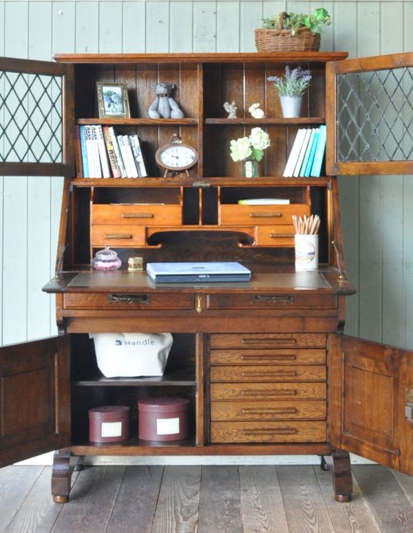 アンティーク家具 英国デザインのガラス扉付きアンティーク家具、ビューローブックケース。上下に飾り棚があるところが嬉しいですよね。(q-459-f)