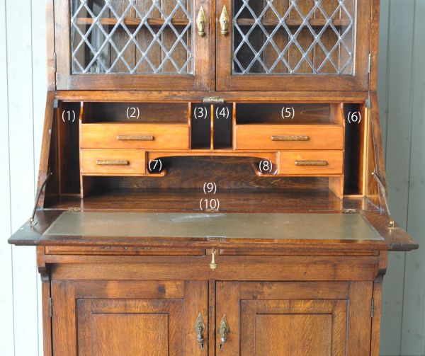 アンティーク家具 英国デザインのガラス扉付きアンティーク家具、ビューローブックケース。棚に書類や文房具をしまえば、ちょっとした書き物スペースに早変わりします。(q-459-f)