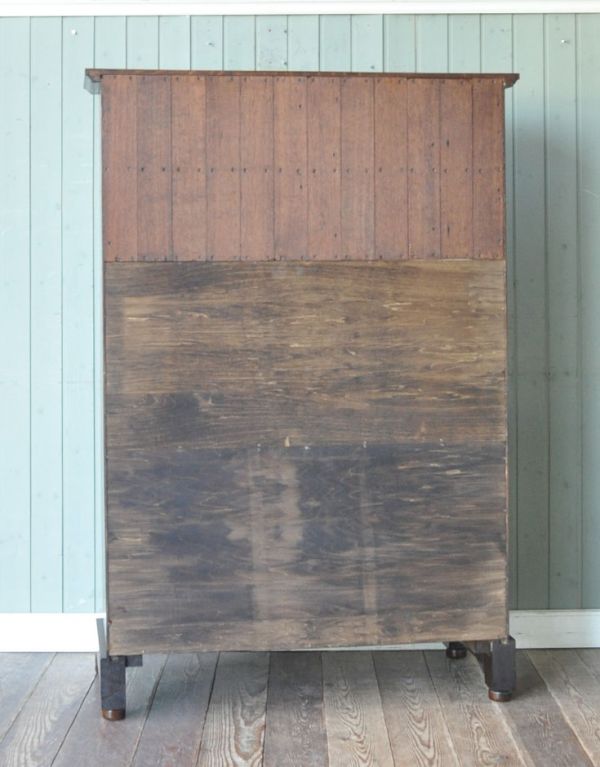 アンティーク家具 英国デザインのガラス扉付きアンティーク家具、ビューローブックケース。後ろから見ても美しいです。(q-459-f)