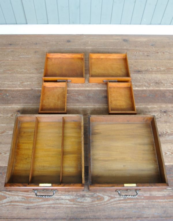 アンティーク家具 英国デザインのガラス扉付きアンティーク家具、ビューローブックケース。広々とした引き出しがあります。(q-459-f)