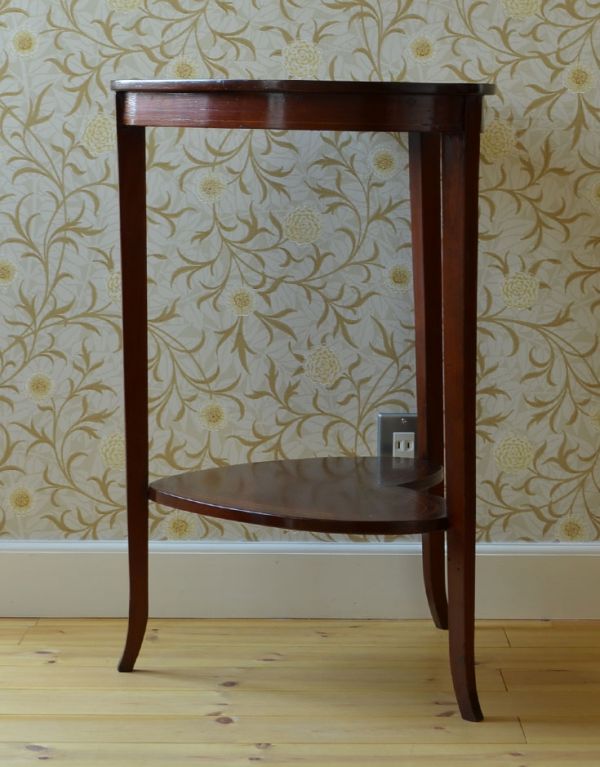 ロイドテーブル　アンティーク家具　ハート型のマホガニー材を使ったアンティークの英国家具、オケージョナルテーブル。サイドはこんなにスッキリ！場所を取らないので使いやすいです。(q-460-f)