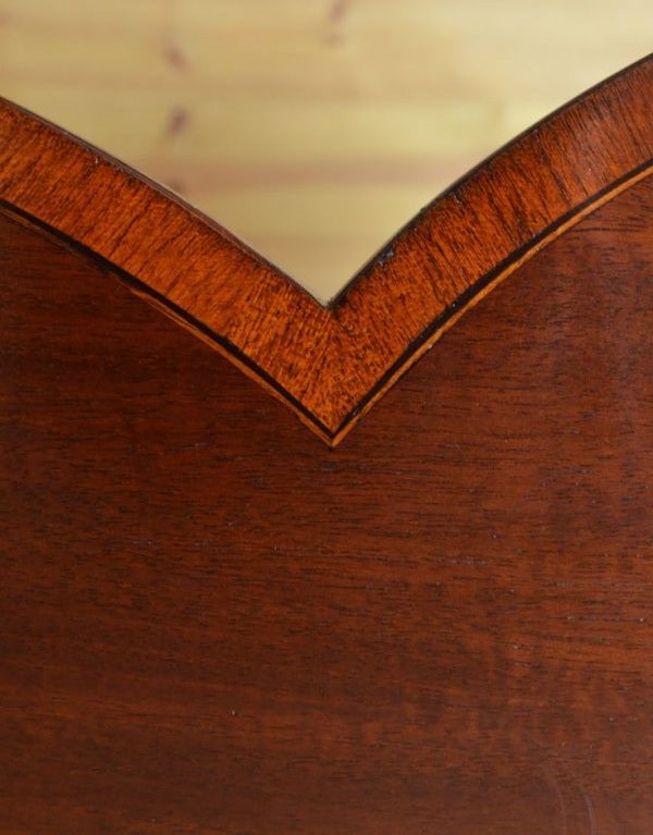 ロイドテーブル　アンティーク家具　ハート型のマホガニー材を使ったアンティークの英国家具、オケージョナルテーブル。天板の縁には象嵌の飾りがあります。(q-460-f)