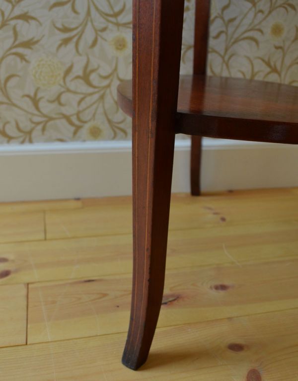 ロイドテーブル　アンティーク家具　ハート型のマホガニー材を使ったアンティークの英国家具、オケージョナルテーブル。細い脚先が繊細でステキ。(q-460-f)