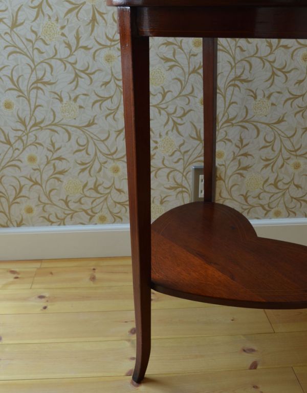 ロイドテーブル　アンティーク家具　ハート型のマホガニー材を使ったアンティークの英国家具、オケージョナルテーブル。細くて繊細なラインが美しい脚。(q-460-f)