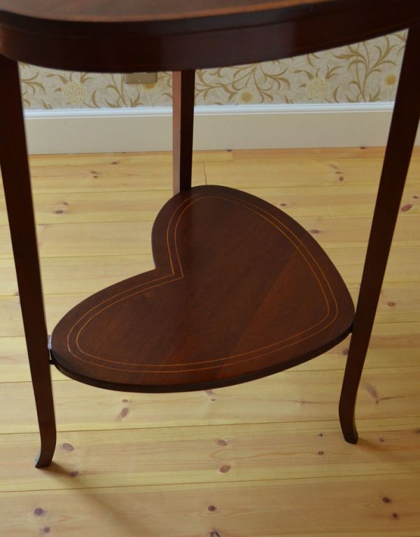 ロイドテーブル　アンティーク家具　ハート型のマホガニー材を使ったアンティークの英国家具、オケージョナルテーブル。下にはちょっとした物置があります。(q-460-f)