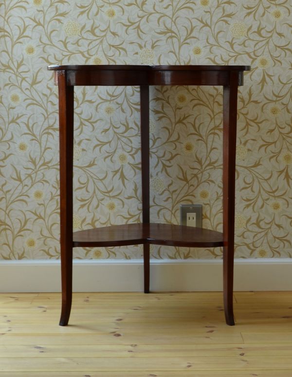 ロイドテーブル　アンティーク家具　ハート型のマホガニー材を使ったアンティークの英国家具、オケージョナルテーブル。持ち運びがしやすく、どこでも使えるのが便利なオケージョナルテーブル。(q-460-f)