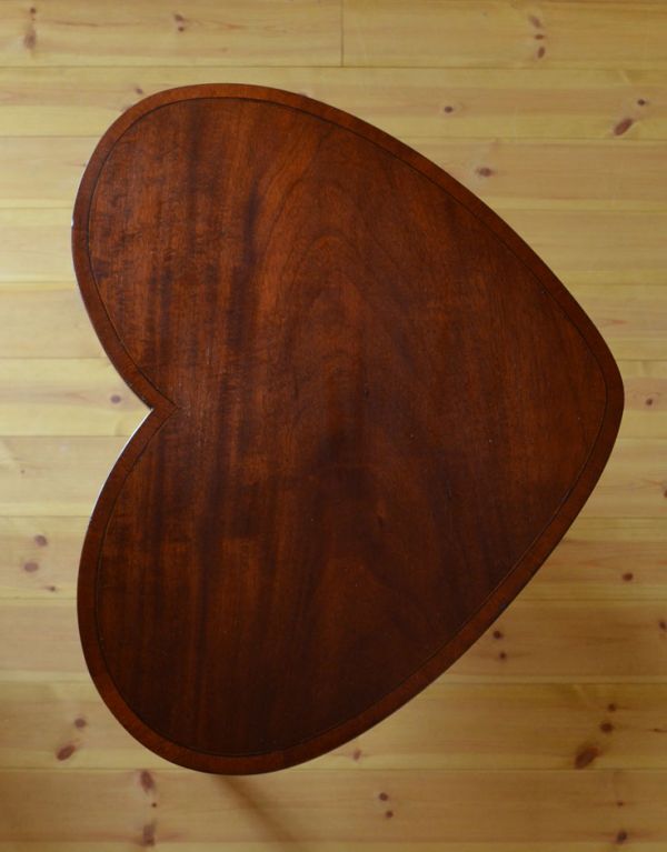 ロイドテーブル　アンティーク家具　ハート型のマホガニー材を使ったアンティークの英国家具、オケージョナルテーブル。ハートの形の天板です。(q-460-f)