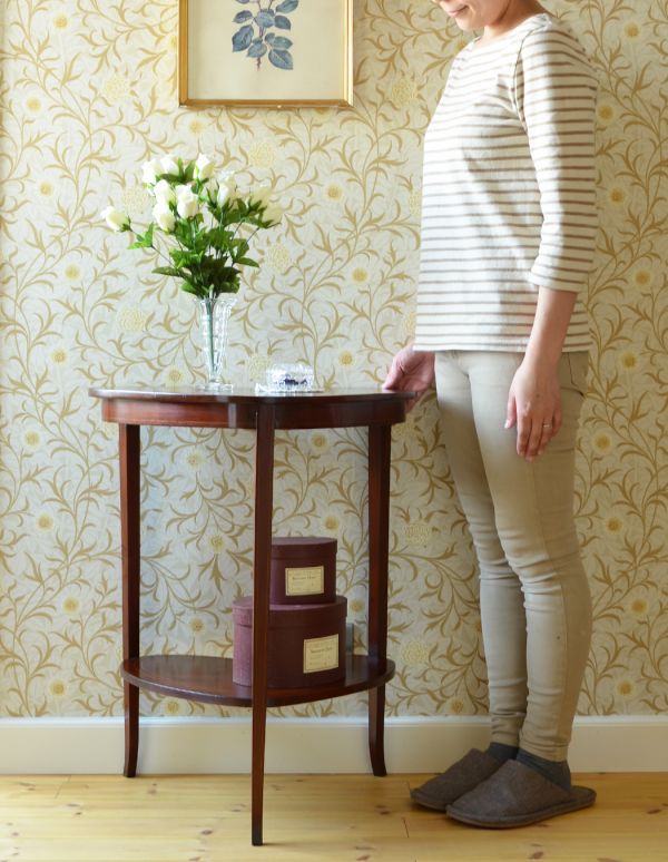 ロイドテーブル　アンティーク家具　ハート型のマホガニー材を使ったアンティークの英国家具、オケージョナルテーブル。そっと壁に付けて置くだけで、オシャレな雰囲気に。(q-460-f)