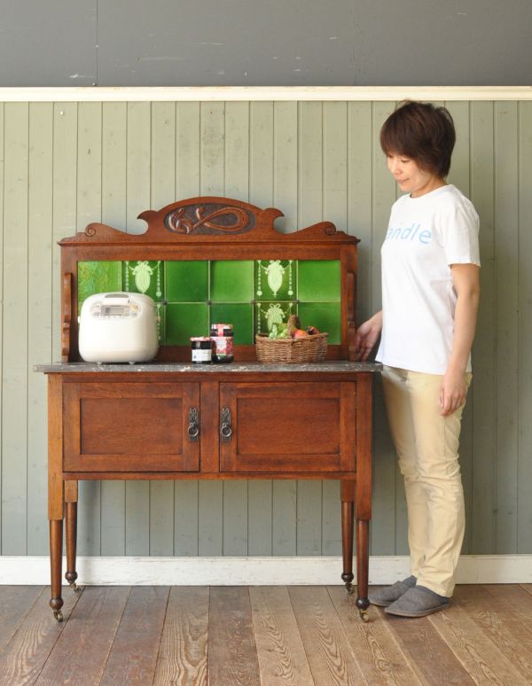 アンティーク家具 アンティークの英国家具、美しいグリーンのタイル付きウォッシュハンドスタンド。ポットや電話機などの家電を置いても自然になじみます。(q-461-f)