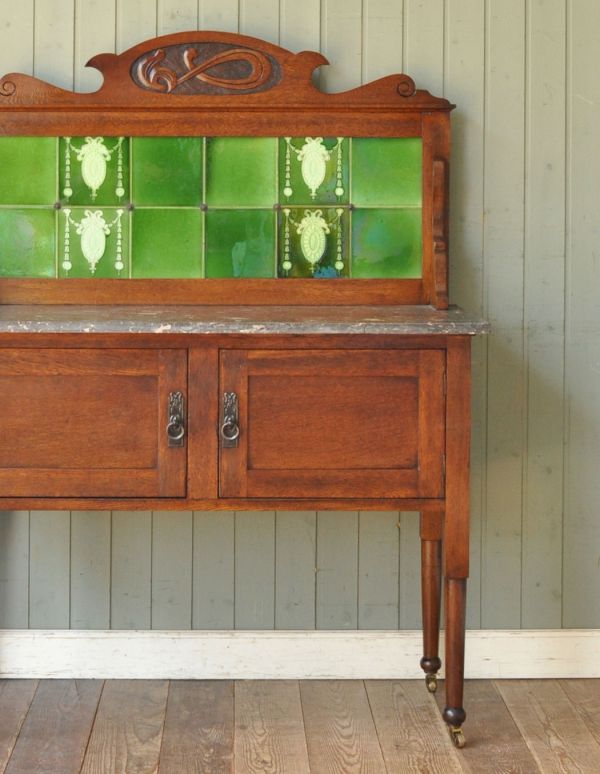 アンティーク家具 アンティークの英国家具、美しいグリーンのタイル付きウォッシュハンドスタンド。正面にもアンティークのタイルが貼ってあります。(q-461-f)