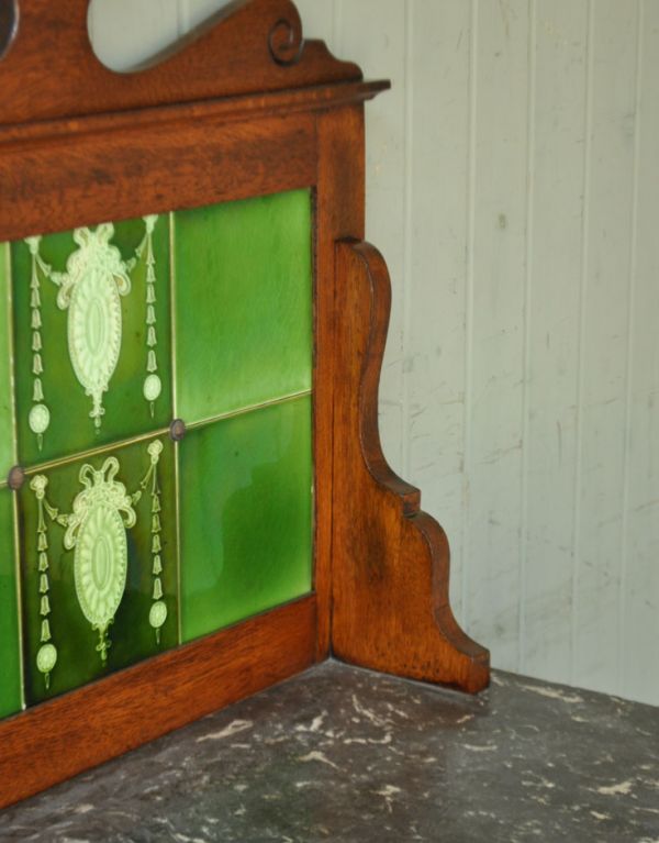 アンティーク家具 アンティークの英国家具、美しいグリーンのタイル付きウォッシュハンドスタンド。正面にはグリーンがとってもキレイなアンティークのタイルです。(q-461-f)