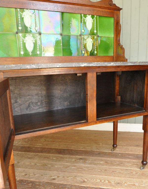 アンティーク家具 アンティークの英国家具、美しいグリーンのタイル付きウォッシュハンドスタンド。扉の中は広い収納になっています。(q-461-f)