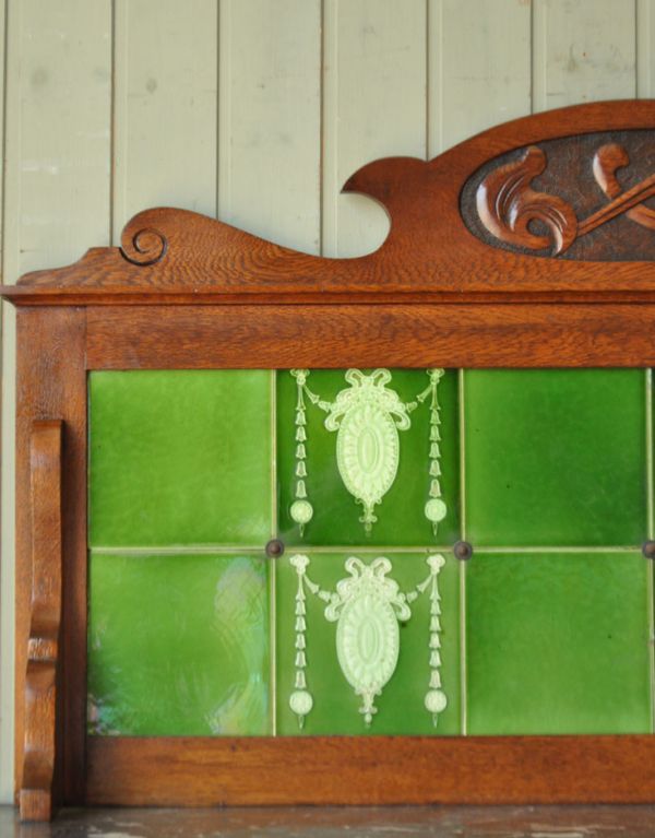 アンティーク家具 アンティークの英国家具、美しいグリーンのタイル付きウォッシュハンドスタンド。リボンとイヤリングのような可愛い模様が描かれています。(q-461-f)