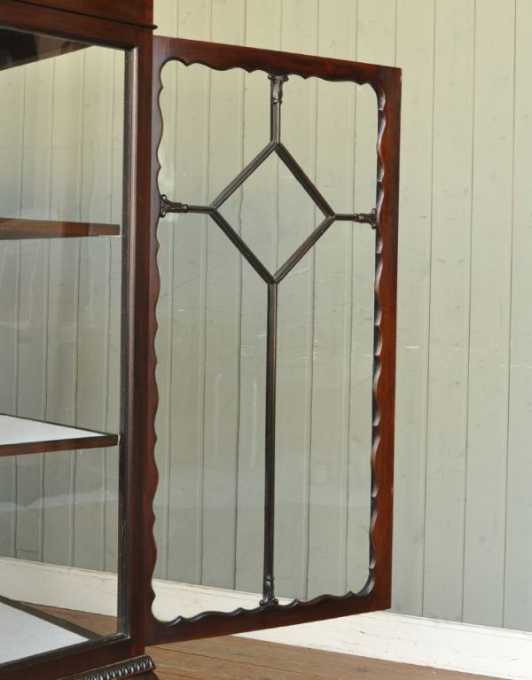 アンティークのキャビネット　アンティーク家具　上品な扉が付いたアンティーク家具、英国のガラスキャビネット。木の装飾が上品なアクセントになっています。(q-462-f)