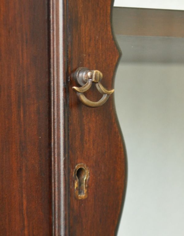 アンティークのキャビネット　アンティーク家具　上品な扉が付いたアンティーク家具、英国のガラスキャビネット。取っ手がちょこんと付いています。(q-462-f)