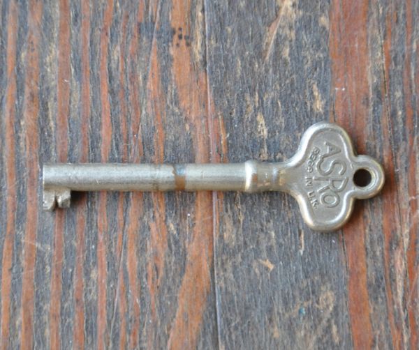 アンティークのキャビネット　アンティーク家具　上品な扉が付いたアンティーク家具、英国のガラスキャビネット。アンティークの鍵が付いています。(q-462-f)