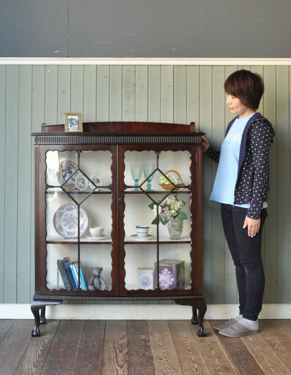 アンティークのキャビネット　アンティーク家具　上品な扉が付いたアンティーク家具、英国のガラスキャビネット。ショーケースのように、お気に入りの雑貨や食器を並べてみましょう。(q-462-f)