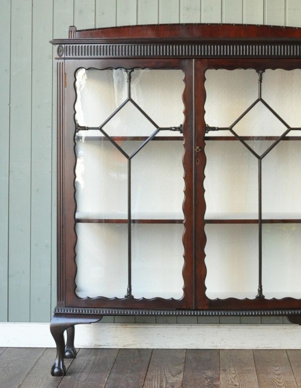アンティークのキャビネット　アンティーク家具　上品な扉が付いたアンティーク家具、英国のガラスキャビネット。幅が広くて、存在感と迫力があります。(q-462-f)