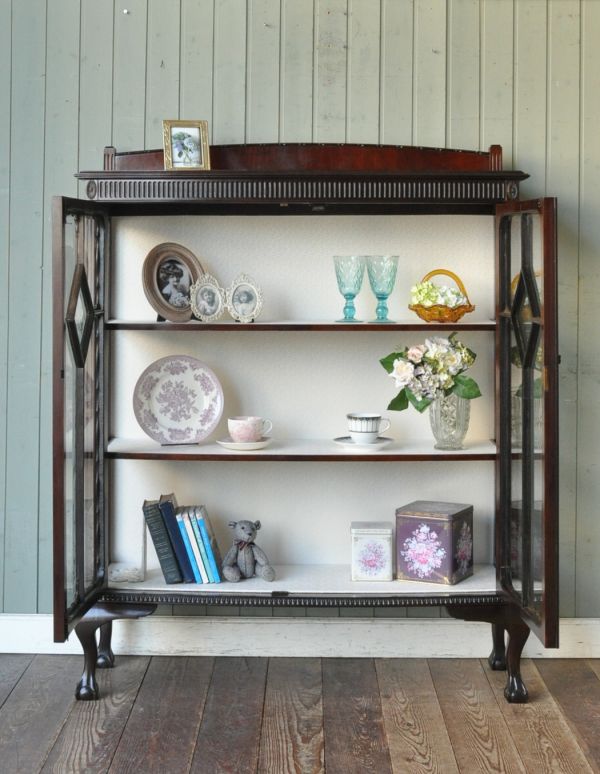 アンティークのキャビネット　アンティーク家具　上品な扉が付いたアンティーク家具、英国のガラスキャビネット。３段あります。(q-462-f)