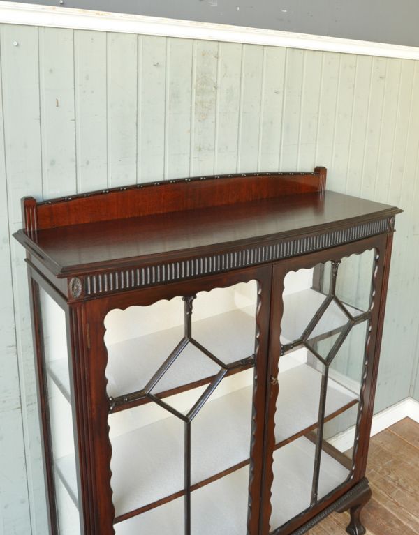 アンティークのキャビネット　アンティーク家具　上品な扉が付いたアンティーク家具、英国のガラスキャビネット。天板もピカピカにお直ししました。(q-462-f)