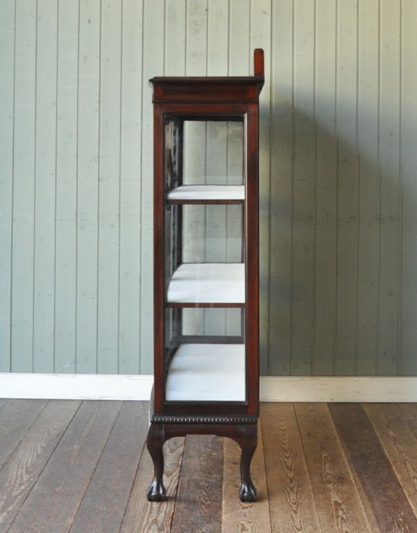 アンティークのキャビネット　アンティーク家具　上品な扉が付いたアンティーク家具、英国のガラスキャビネット。サイドもガラスなので、どこから見ても美しいです！しっかり作られているので、安心してお使いいただけます。(q-462-f)