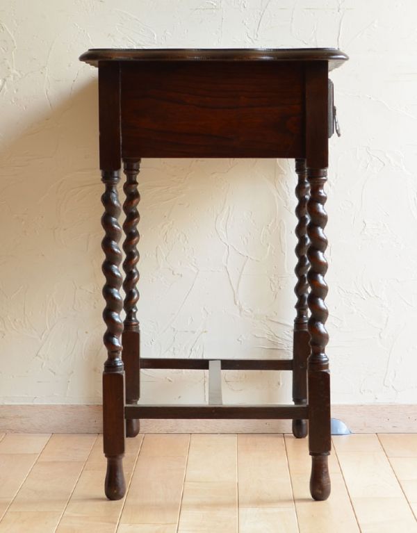 アンティーク家具　ツイスト脚が美しいアンティーク家具、コンパクトなライティングデスク。サイドから見ても抜群に雰囲気があります。(q-464-f)