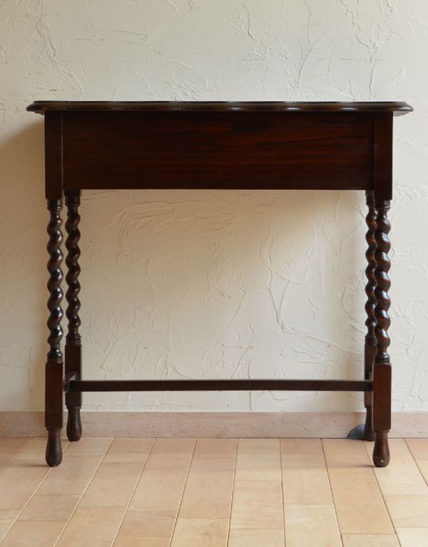 アンティーク家具　ツイスト脚が美しいアンティーク家具、コンパクトなライティングデスク。専門の職人によってお直ししていますが、アンティークは新品ではありません。(q-464-f)