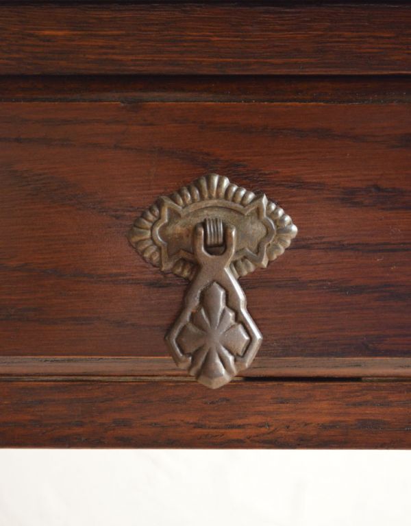 アンティーク家具　ツイスト脚が美しいアンティーク家具、コンパクトなライティングデスク。引き出しの取っ手。(q-464-f)