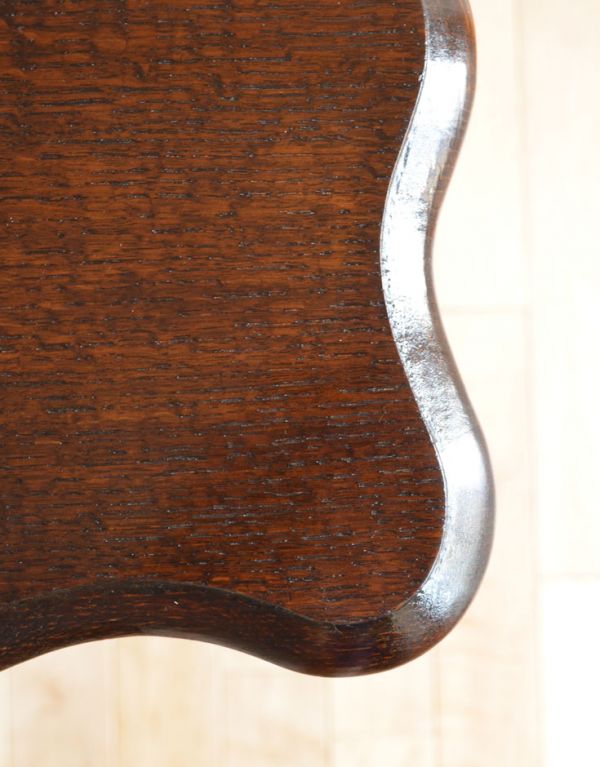 アンティーク家具　ツイスト脚が美しいアンティーク家具、コンパクトなライティングデスク。オーク材の木目が感じられます。(q-464-f)