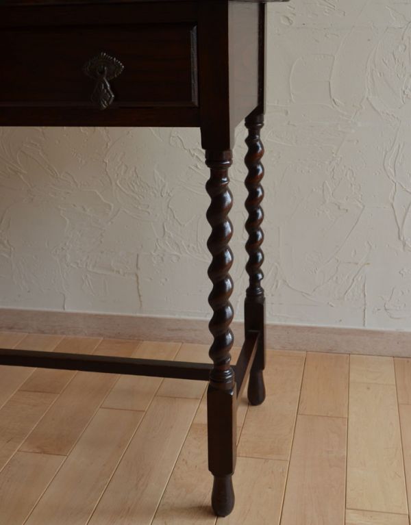 アンティーク家具　ツイスト脚が美しいアンティーク家具、コンパクトなライティングデスク。丸い足先が可愛いです。(q-464-f)