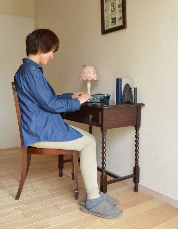 アンティーク家具　ツイスト脚が美しいアンティーク家具、コンパクトなライティングデスク。お気に入りのチェアと合わせて、自分だけのスペースを作ってみてください。(q-464-f)
