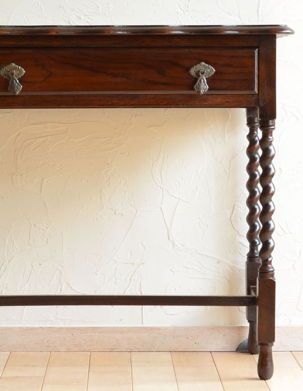 アンティーク家具　ツイスト脚が美しいアンティーク家具、コンパクトなライティングデスク。細やかな装飾が美しいデスク。(q-464-f)