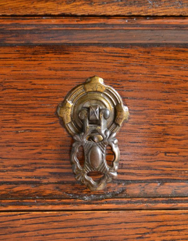 ロイドテーブル　アンティーク家具　クラシックなアンティーク家具、素敵なライティングデスク（机）。味わい深い取っ手から、時間の流れを感じることができます。(q-465-f)