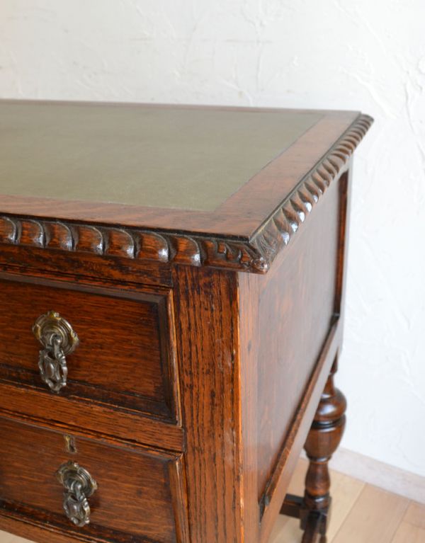 ロイドテーブル　アンティーク家具　クラシックなアンティーク家具、素敵なライティングデスク（机）。たっぷりと入った品のある装飾です。(q-465-f)