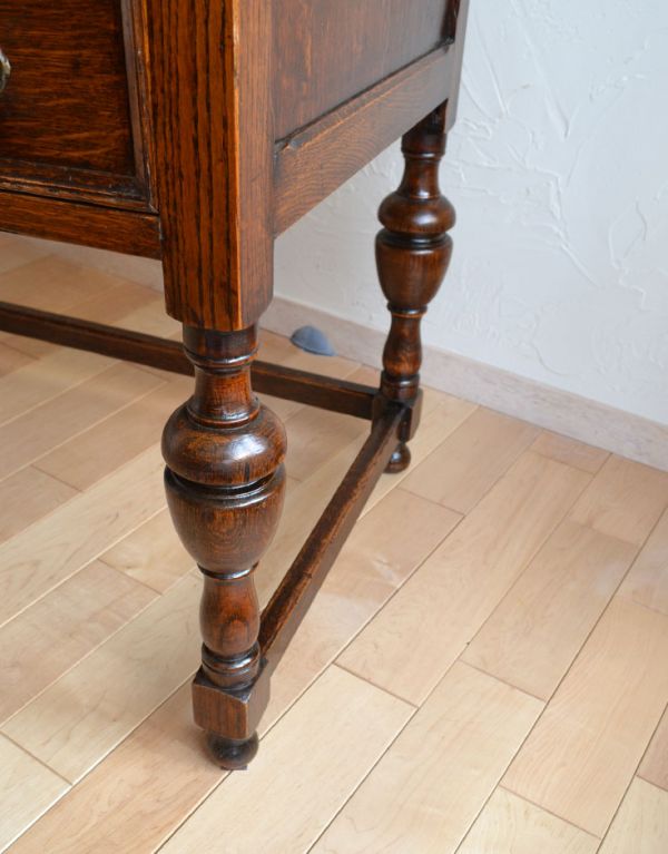 ロイドテーブル　アンティーク家具　クラシックなアンティーク家具、素敵なライティングデスク（机）。しっかりとした安定感があります。(q-465-f)