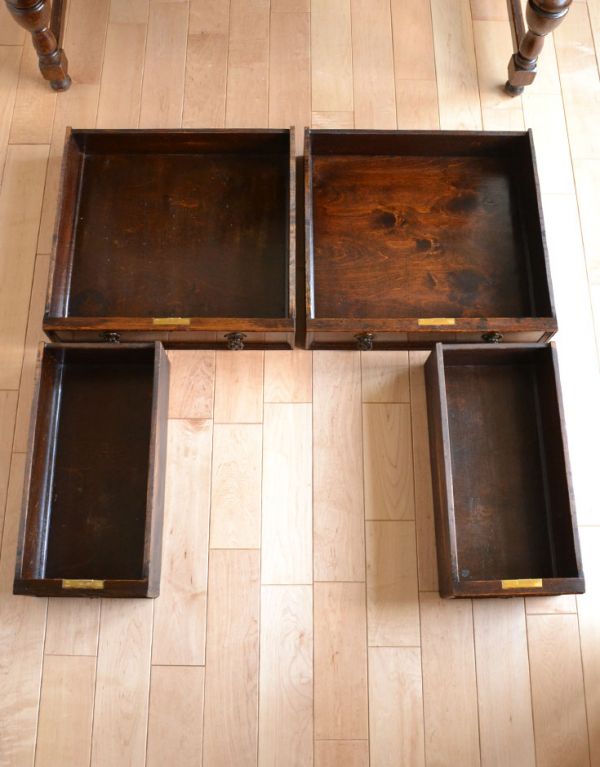 ロイドテーブル　アンティーク家具　クラシックなアンティーク家具、素敵なライティングデスク（机）。引き出しは全部で４杯。(q-465-f)