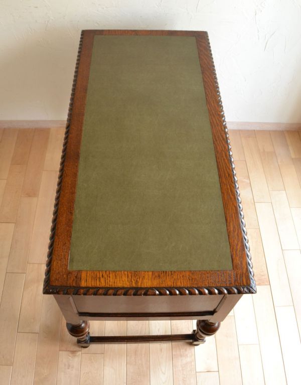 ロイドテーブル　アンティーク家具　クラシックなアンティーク家具、素敵なライティングデスク（机）。広い天板は作業がしやすくて重宝しますよ！きちんとお直ししているので、天板もキレイな状態です。(q-465-f)