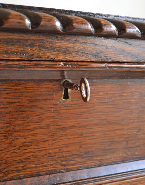 ロイドテーブル　アンティーク家具　クラシックなアンティーク家具、素敵なライティングデスク（机）。引き出し４杯に鍵穴が１つづつあります。(q-465-f)