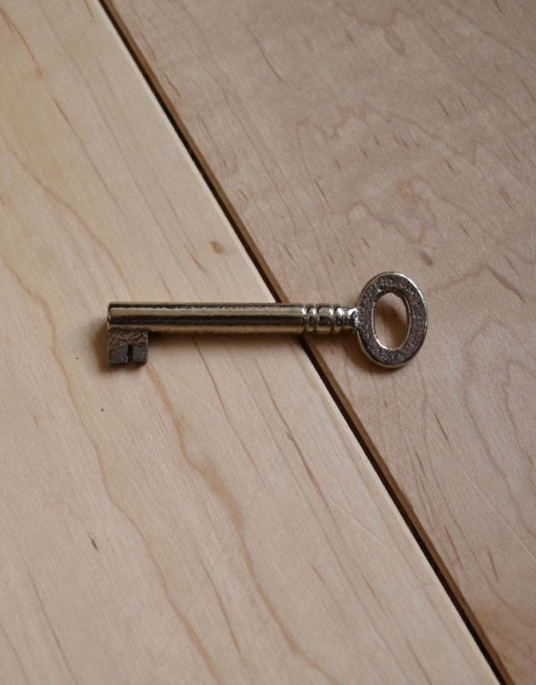 ロイドテーブル　アンティーク家具　クラシックなアンティーク家具、素敵なライティングデスク（机）。可愛らしいアンティークの鍵。(q-465-f)