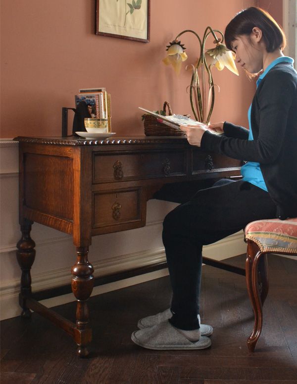 ロイドテーブル　アンティーク家具　クラシックなアンティーク家具、素敵なライティングデスク（机）。デスクに座る時間を持つことで気持ちの切り替えができます。(q-465-f)