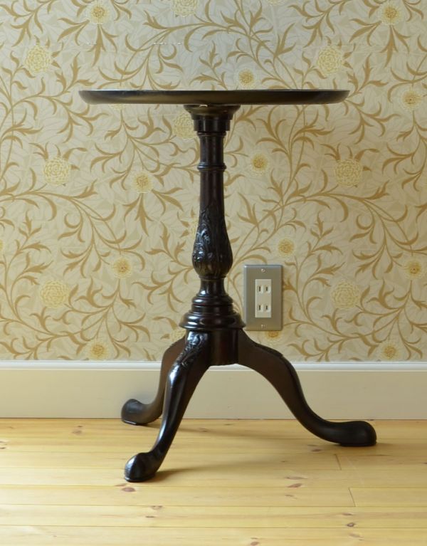 ロイドテーブル　アンティーク家具　優雅で品があるアンティーク英国家具、小さなワインテーブル。サイドから見るとこんな感じです。(q-468-f)