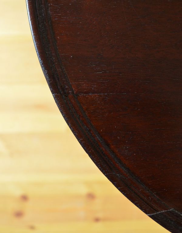 ロイドテーブル　アンティーク家具　優雅で品があるアンティーク英国家具、小さなワインテーブル。角が丸いので小さなお子様にも安心です。(q-468-f)