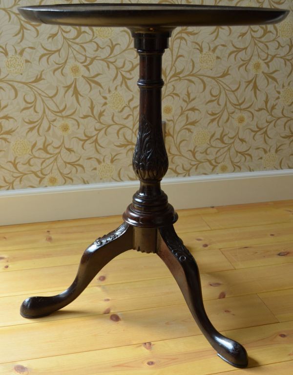 ロイドテーブル　アンティーク家具　優雅で品があるアンティーク英国家具、小さなワインテーブル。カーブが美しい三本脚でしっかりテーブルを支えます。(q-468-f)