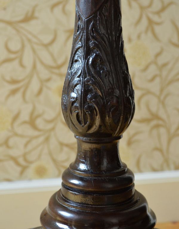 ロイドテーブル　アンティーク家具　優雅で品があるアンティーク英国家具、小さなワインテーブル。凝った細やかな彫が美しいです。(q-468-f)