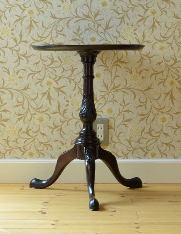ロイドテーブル　アンティーク家具　優雅で品があるアンティーク英国家具、小さなワインテーブル。高級感のある彫りのデザインと脚先の優雅なカーブが自慢のテーブルです。(q-468-f)