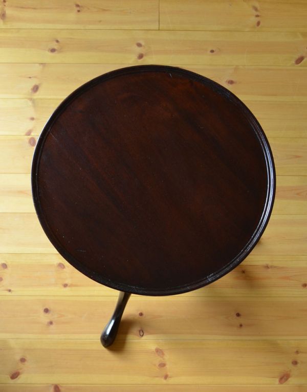 ロイドテーブル　アンティーク家具　優雅で品があるアンティーク英国家具、小さなワインテーブル。シンプルな真ん丸な天板。(q-468-f)