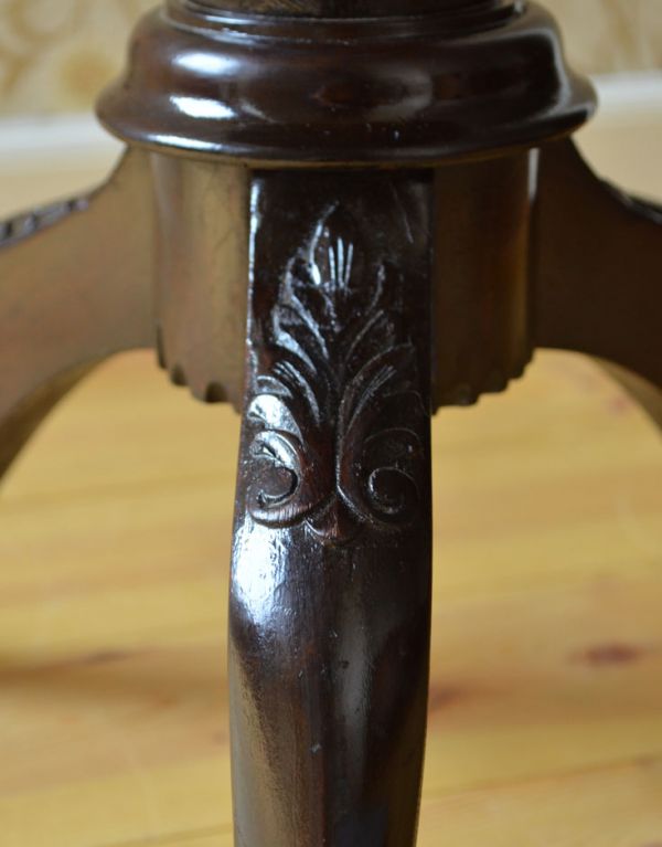 ロイドテーブル　アンティーク家具　優雅で品があるアンティーク英国家具、小さなワインテーブル。１つ１つキレイな装飾には、思わずうっとりしてしまいます。(q-468-f)