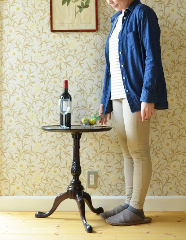 ロイドテーブル　アンティーク家具　優雅で品があるアンティーク英国家具、小さなワインテーブル。玄関で花器を飾ったり、ソファの前に持ってくれば、ちょうどいいサイドテーブルに。(q-468-f)