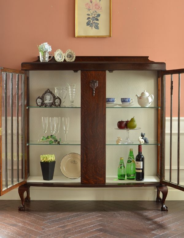 アンティークのキャビネット　アンティーク家具　英国らしい落ち着いたアンティーク家具、ガラスキャビネット（ショーケース）。３段あります。(q-473-f)