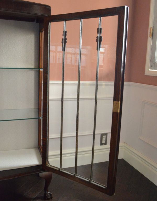 アンティークのキャビネット　アンティーク家具　英国らしい落ち着いたアンティーク家具、ガラスキャビネット（ショーケース）。木の装飾が上品なアクセントになっています。(q-473-f)